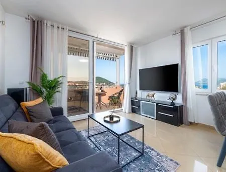 Goldensky New Apartment