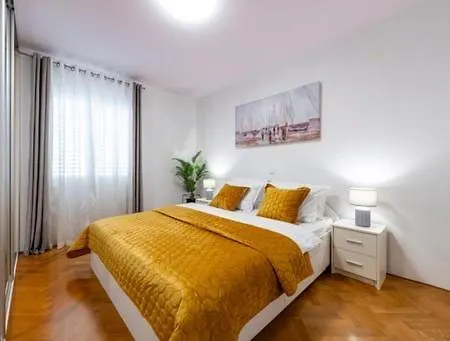 Goldensky New Apartment *