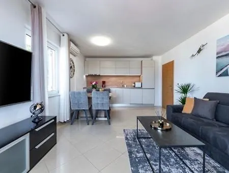 Goldensky New Apartment