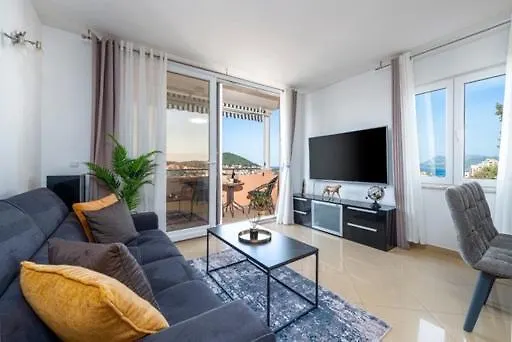 Goldensky New Apartment