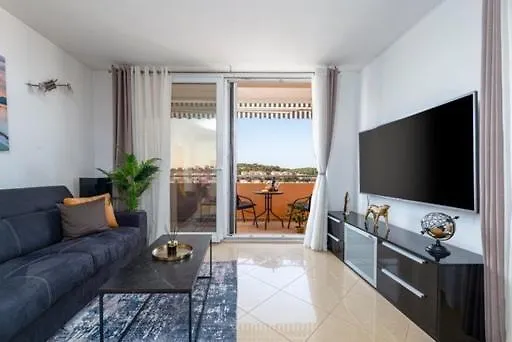 Goldensky New Apartment *