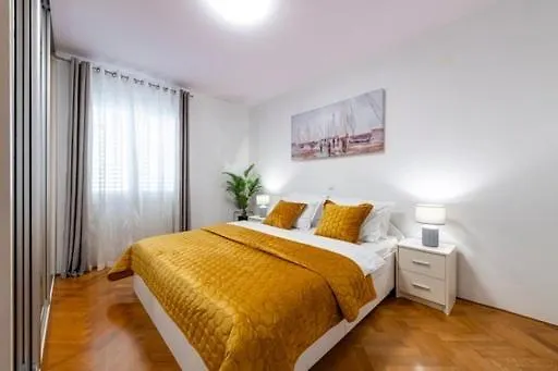 Goldensky New Apartment *