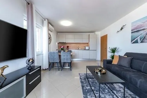 Goldensky New Apartment